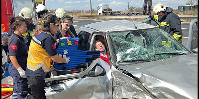 OTOMOBİLLER ÇARPIŞTI ; 2 YARALI 