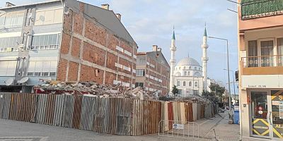 Şarköy'de riskli bina ekipler tarafından yıkıldı